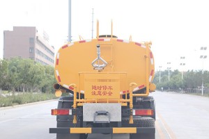 东风天龙洒水车