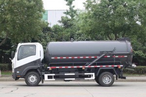 庆铃五十铃吸污车