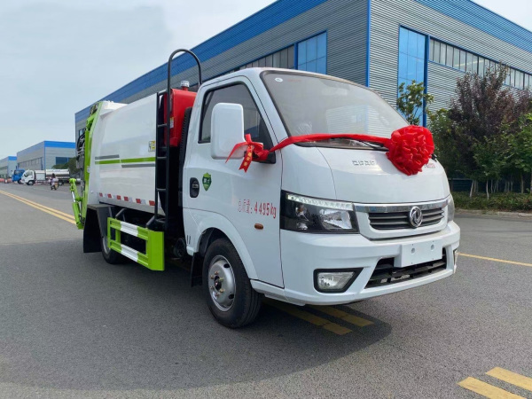 不超重的东风途逸蓝牌压缩垃圾车，可进地下室