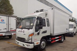 江淮3.3米排半单排3.7米柴油冷藏车